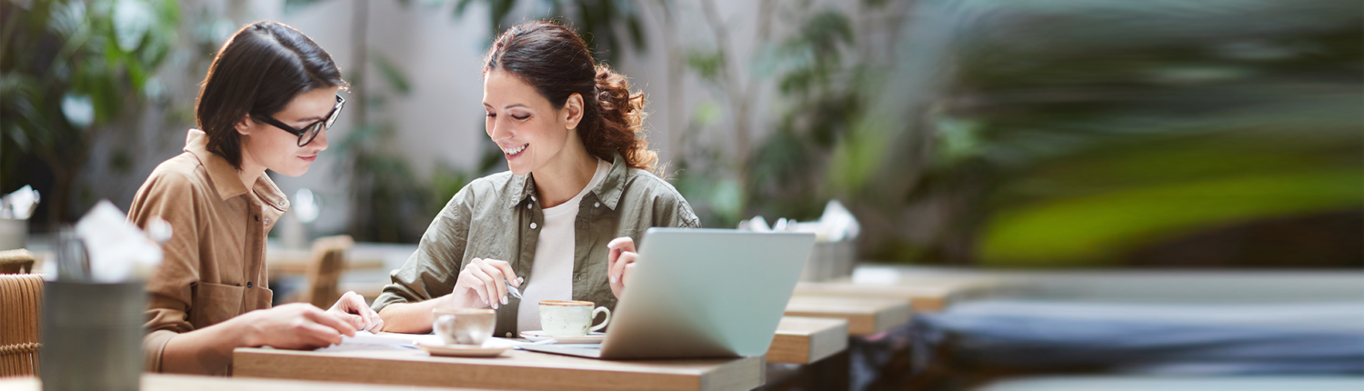 2 women have a meeting at a cafe