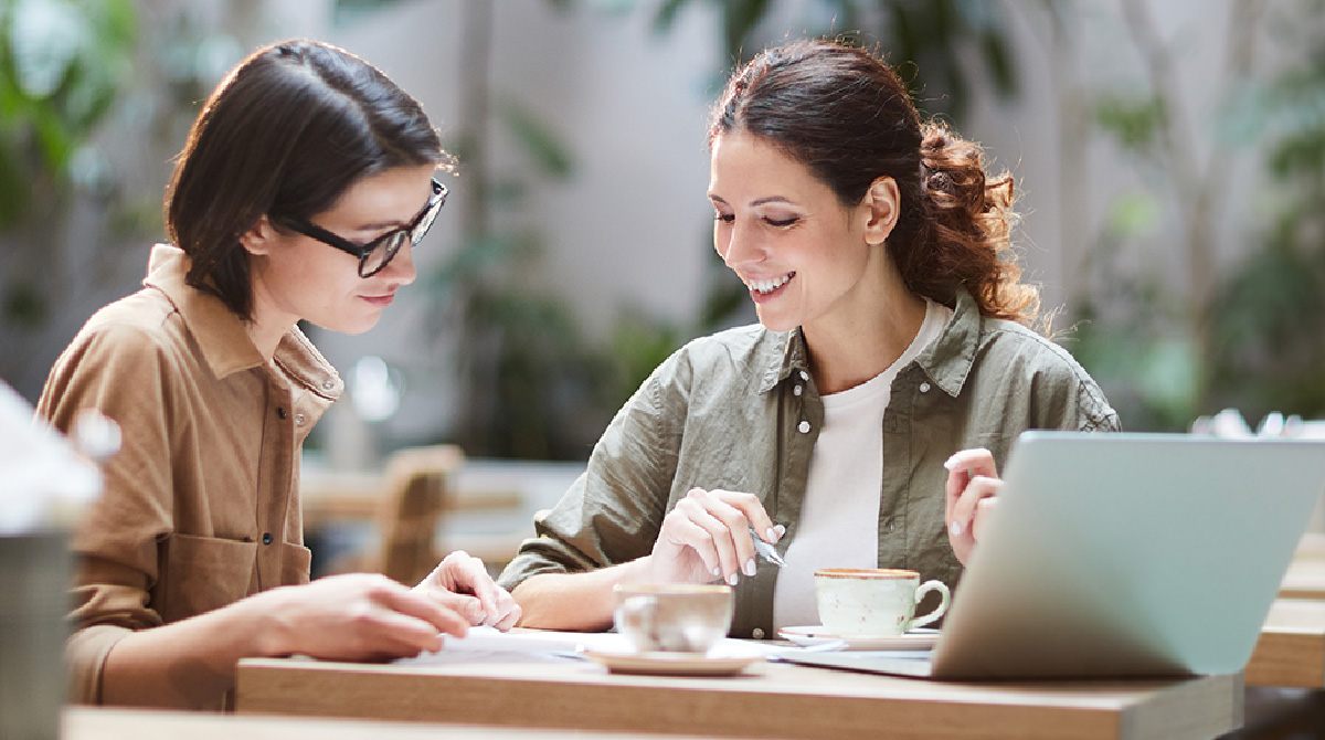 2 women have a meeting at a cafe
